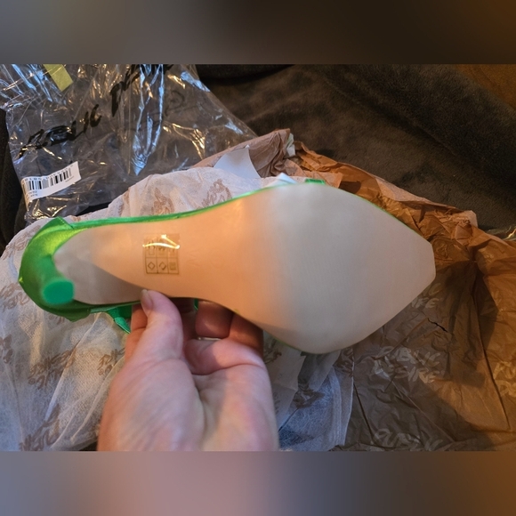 NIB Public Desire Zeal oversized green bow heel. Women's 7/UK 5 - Picture 2 of 8